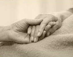 Auch einfach mal die Hand halten und Zuhören ist eine wichtige Kompentente in der ambulanten Pflege.